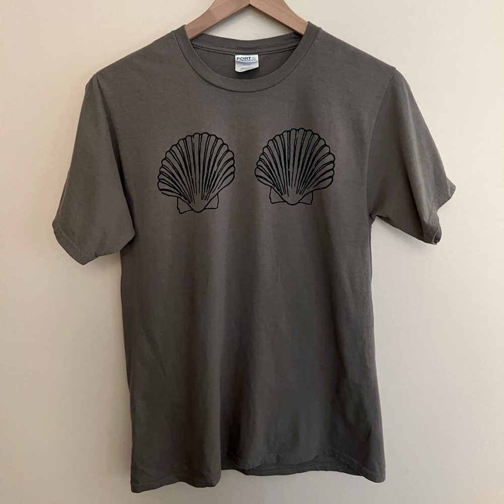 💛2/$10 Seashell print graphic t